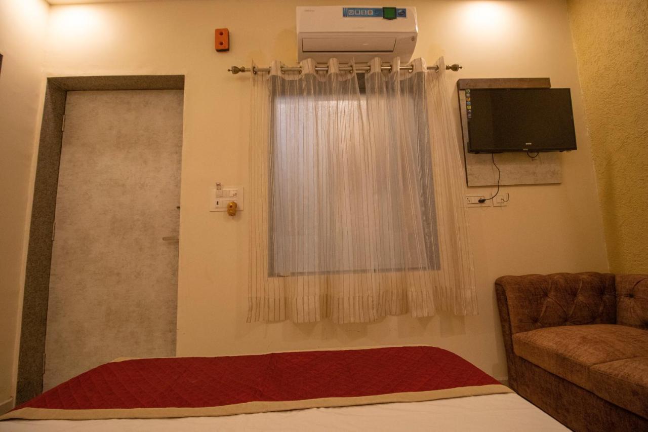 Hotel Aayat Palace Джайпур Екстериор снимка